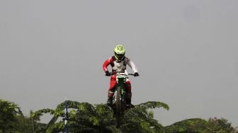 Pengunjung mengendarai motor motocross di Pesona Wanajaya, Cibitung, Kabupaten Bekasi, Jawa Barat, Sabtu (5/6/2021). [Suara.com/Dian Latifah]