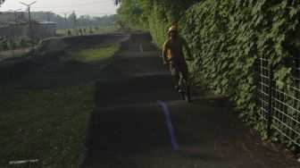 Warga bersepeda di Pesona Wanajaya, Cibitung, Kabupaten Bekasi, Jawa Barat, Sabtu (5/6/2021). [Suara.com/Dian Latifah]