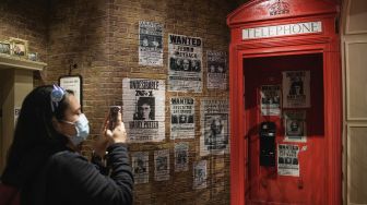 Seorang pengunjung mengambil gambar suasana di toko Harry Potter terbesar di dunia di Kota New York, Amerika Seikat, pada (3/6/2021). [Angela Weiss / AFP]