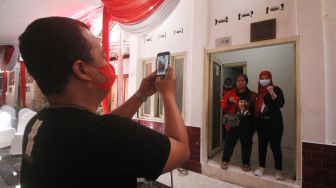 Warga berfoto di depan rumah kelahiran Presiden pertama RI Soekarno di Jalan Peneleh gang Pandean IV Nomor 40, Surabaya, Jawa Timur, Minggu (6/6/2021). ANTARA FOTO/Moch Asim

