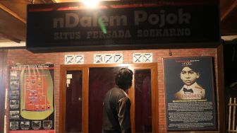 Pengunjung mengamati poster Bung Karno kecil di Ndalem Pojok Situs Persada Soekarno, Desa Pojok, Kediri, Jawa Timur, Sabtu (5/6/2021).  ANTARA FOTO/Prasetia Fauzani
