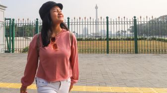 Juara Bintang Suara Aurelya Ratamchia Dewanda saat  berwisata mengunjungi Monumen Nasional (Monas) di Jakarta Pusat, Minggu (6/5/2021). [Suara.com/Alfian Winanto]
