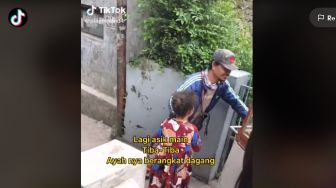 Lagi Asyik Main Ketemu Ayah Dagang Keliling, Aksi Dua Bocah Ini Bikin Baper