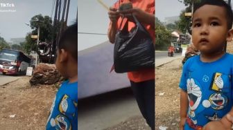 Momen Haru Kernet Bus Kasih Uang Anaknya di Pinggir Jalan, Auto Mewek