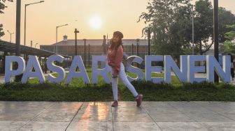 Juara Bintang Suara Aurelya Ratamchia Dewanda saat jalan - jalan di Stasiun Pasar Senen, Jakarta Pusat, Minggu (6/5/2021). [Suara.com/Alfian Winanto]