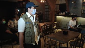 Seorang Diri, Satgas Covid-19 Bubarkan Restoran Langgar Jam Operasional di Bekasi