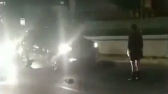Headshot! Gadis Adang Mobil Sampai Bikin Macet, Ambruk Ditimpuk Kerucut Lalu Lintas