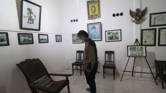 Pengunjung mengamati foto koleksi Ndalem Pojok Situs Persada Soekarno, Desa Pojok, Kediri, Jawa Timur, Sabtu (5/6/2021).  ANTARA FOTO/Prasetia Fauzani
