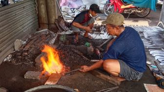 Menengok Pandai Besi di Pasar Gawok Sukoharjo, Masih Eksis dan Bertahan di Zaman Modern