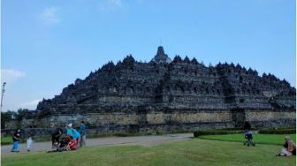 Sandiaga Uno: Sandal Upanat Khusus Wisatawan ke Candi Borobudur Akan Diproduksi oleh UMKM Lokal