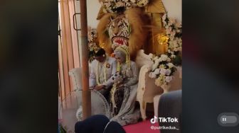 Viral Momen Sungkem Pengantin ke Ortu yang Sudah Cerai, Suami Auto Ngambek