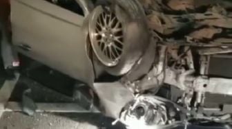 Viral! Honda Jazz Terbalik Usai Tabrak Pembatas Jalan di Simpang Susun Semanggi