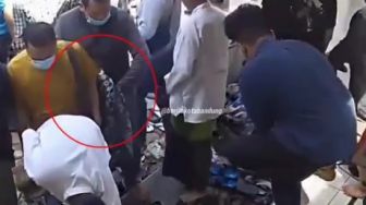 Anak Buah Bos Saep Beraksi di Masjid, Netizen: Sia-sia Sholatnya!