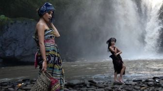 Peragaan Busana Nusantara di Air Terjun