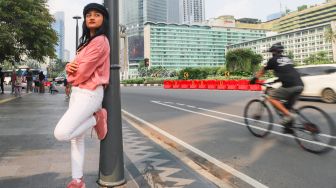 Juara Bintang Suara Aurelya Ratamchia Dewanda saat  berwisata di Kawasan Bundaran Hotel Indonesia (HI) di Jakarta Pusat, Minggu (6/5/2021). [Suara.com/Alfian Winanto]