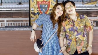 Barbie Kumalasari Foto di Atas Ranjang Dengan Brondong 18 Tahun Pacar Barunya