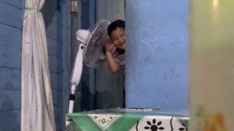 Gemas! Momen Balita Bantu Ibu Jualan, Aksinya Bikin Orang Dewasa Tertampar