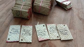 Unik, Belanja Menggunakan Kepeng Daun Pandan di Pasar Pereng Kali Kebumen