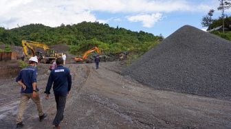Tim dari Komisi Pemberantasan Korupsi (KPK) dan kementerian terkait melakukan pengawasan beberapa bidang usaha tambang galian C di Kota Sorong, Papua Barat, Senin (7/6/2021).  ANTARA FOTO/Olha Mulalinda