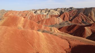 Panorama bukit warna-warni Taman Bumi Danxia di Kota Zhangye, Provinsi Gansu, China, Sabtu (5/6/2021).  ANTARA FOTO/M. Irfan Ilmie
