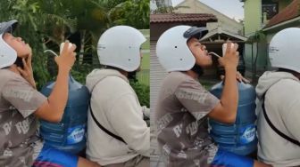 Cegah Dehidrasi Saat Berkendara, Aksi Penunggang Honda Supra Ini Bikin Geleng Kepala