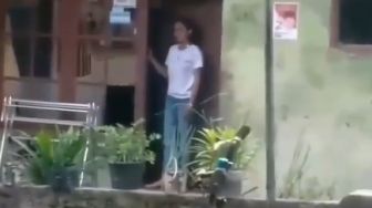 Viral Wanita Pecahkan Kaca Jendela Rumah, Diduga Emosi Tak Tahan Omongan Tetangga