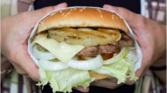 Doyan Keju Meleleh Sampai Tumpah-tumpah, Coba Jajajl Burger yang Satu Ini