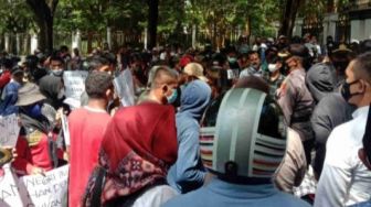 Guru Berani Hina Polisi Depan Kantor Bupati, Begini Nasibnya Saat Diuber