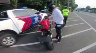 Keliru Standar Knalpot Ducati, Polisi Batal Tilang, Kembalikan SIM Pemotor Ducati