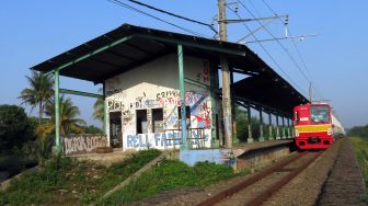 KRL melintas di Stasiun Pondok Rajeg yang tidak aktif di Cibinong, Bogor, Jawa Barat, Senin (7/6/2021). ANTARA FOTO/Yulius Satria Wijaya