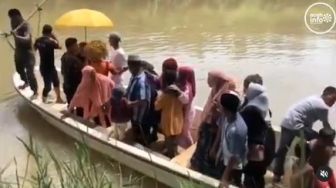 Tak Ada Jembatan, Mempelai Wanita Diarak Warga Seberangi Sungai Naik Perahu, Ditarik Tali
