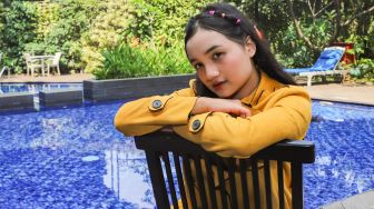 Juara Bintang Suara Aurelya Ratamchia Dewanda berpose saat sesi pemotretan di Swiss-Belhotel Pondok Indah, Jakarta Selatan, Selasa (8/6/2021). [Suara.com/Alfian Winanto]