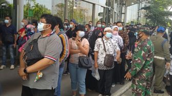 Vaksinasi 10.000 Lansia dan Guru di ICE BSD Picu Kerumunan, Begini Kata Bupati Tangerang