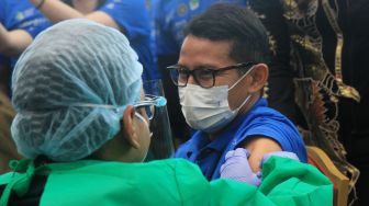 Sandiaga Uno Disuntik Vaksin Covid-19 Astra Zeneca