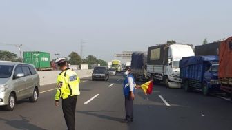 Truk Bermuatan Batu Bara Kecelakaan di Tol Jakarta-Cikampek