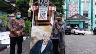 Melukis Sambil Berjalan, Ki Joko Wasis Temui Walkot dalam Peringatan 100 Tahun Soeharto