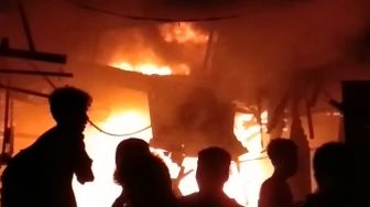 Kebakaran Hebat di Pasar Tradisional Kota Pinang, Ratusan Kios Hangus