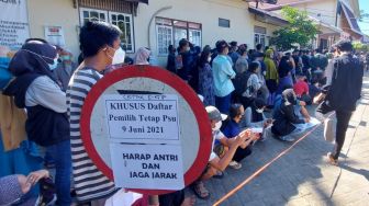 Sehari Jelang PSU Pilgub Kalimantan Selatan, Warga Banjarmasin Ramai-ramai Cetak e-KTP