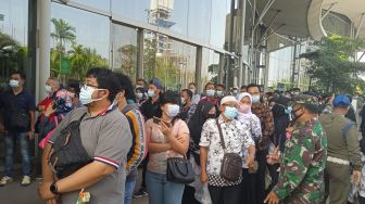 Gawat! Lansia Berkerumun saat Vaksinasi Massal di ICE BSD Kab. Tangerang