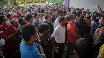 Sejumlah warga mengantre saat hendak masuk ke dalam lokasi untuk melakukan vaksinasi COVID-19 di Sport Center Kelapa Dua, Kabupaten Tangerang, Banten, Rabu (9/6/2021). ANTARA FOTO/Fauzan