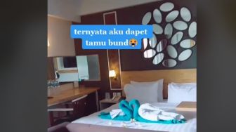 Lagi Bulan Madu Istri Kedatangan 'Tamu', Suami Bete Berdiri di Balkon Hotel