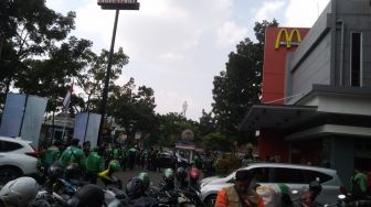 Duh! Promo BTS Meals McDonald&#039;s Bikin Kerumunan di Kota Bandung, Bagaimana Prokesnya?