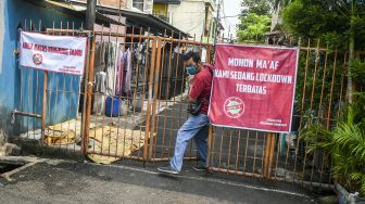 Warga berada di kawasan karantina wilayah terbatas atau lockdown skala mikro di Jalan Intan Berduri, Kawasan Sumur Batu, Jakarta Pusat, Rabu (9/6/2021).  ANTARA FOTO/Galih Pradipta