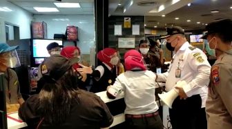 Bandel! Kerumunan Promo BTS Meal McDonalds Kota Surabaya Kena Sanksi