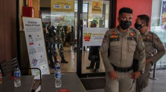 Petugas gabungan TNI, Polri dan Satpol PP berjaga di depan gerai makanan siap saji McDonald's di Kota Pekanbaru, Riau, Rabu (9/6/2021). ANTARA FOTO/Rony Muharrman