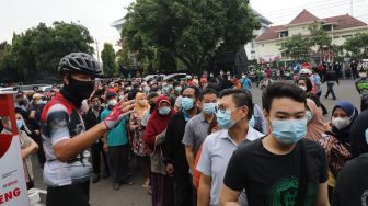 Saat Tengah Bersepeda, Ganjar Ikut Tertibkan Antrean Penyelenggaraan Vaksin