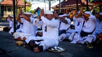 Pemuda Bali Bersatu (PBB) Berdoa di Pura Segara Rupek Buleleng untuk Akhir Pandemi