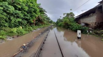 Kereta ke Banyuwangi Sempat Telat, Rel Kereta Terendam Setelah Hujan 4 Jam