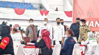 Jokowi Cek Proses Vaksinasi Massal di Kabupaten Tangerang