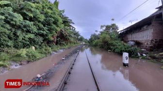 Rel Kereta Api di Banyuwangi Terendam Banjir